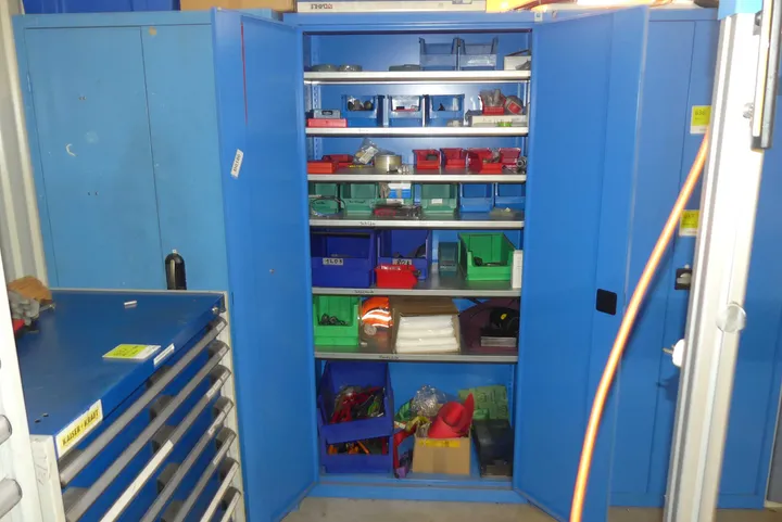 Konvolut Sichtlagerkästen mit Inhalt (Material, Werkzeuge, Zubehör) Umfang: Schrankinhalt